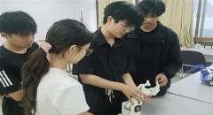 深耕实验室攻坚科创——郑州经贸学院学子自研仿生机械手